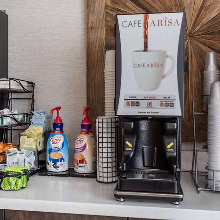 Days Inn & Suites By Wyndham Denver International Airport Bagian luar foto