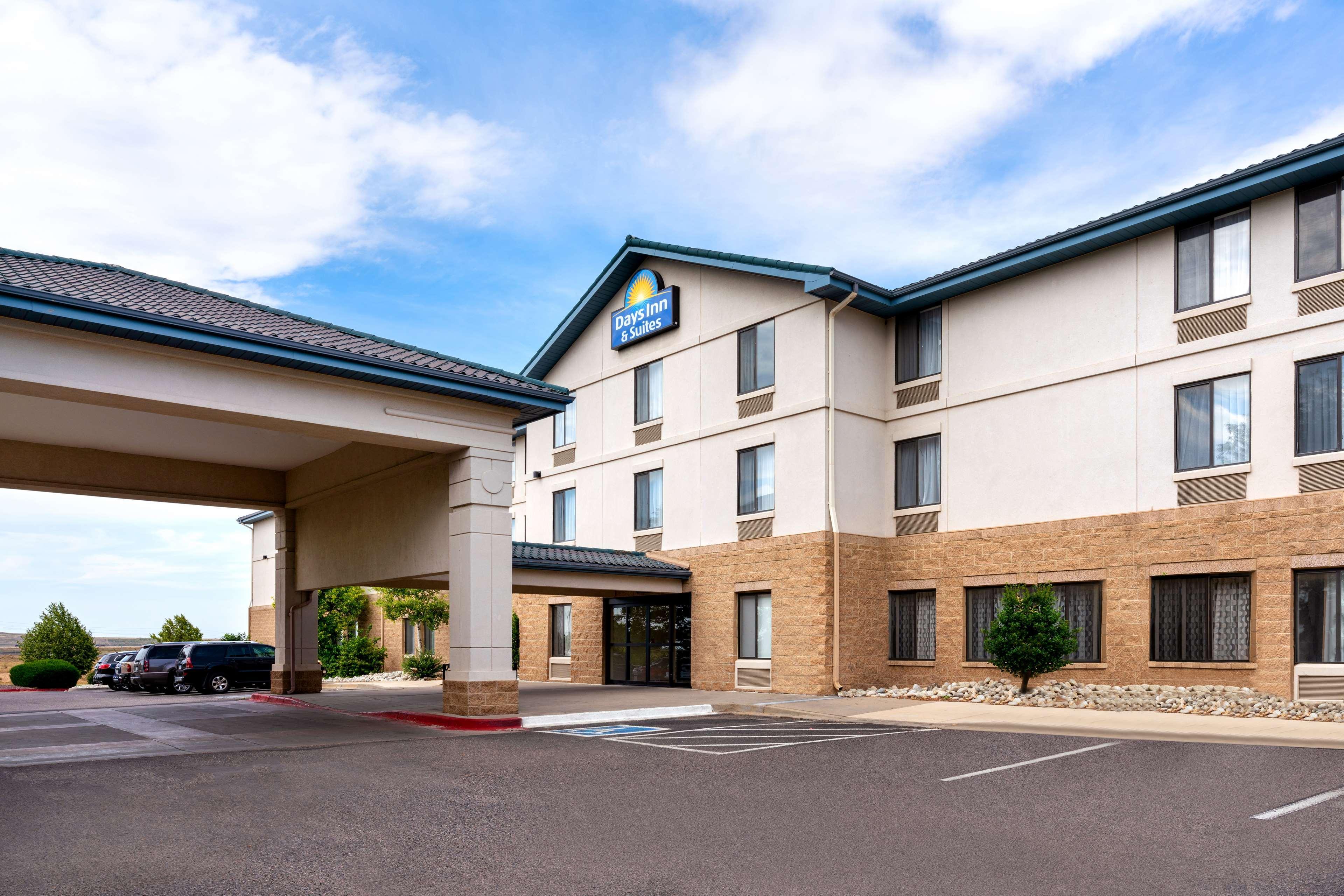 Days Inn & Suites By Wyndham Denver International Airport Bagian luar foto