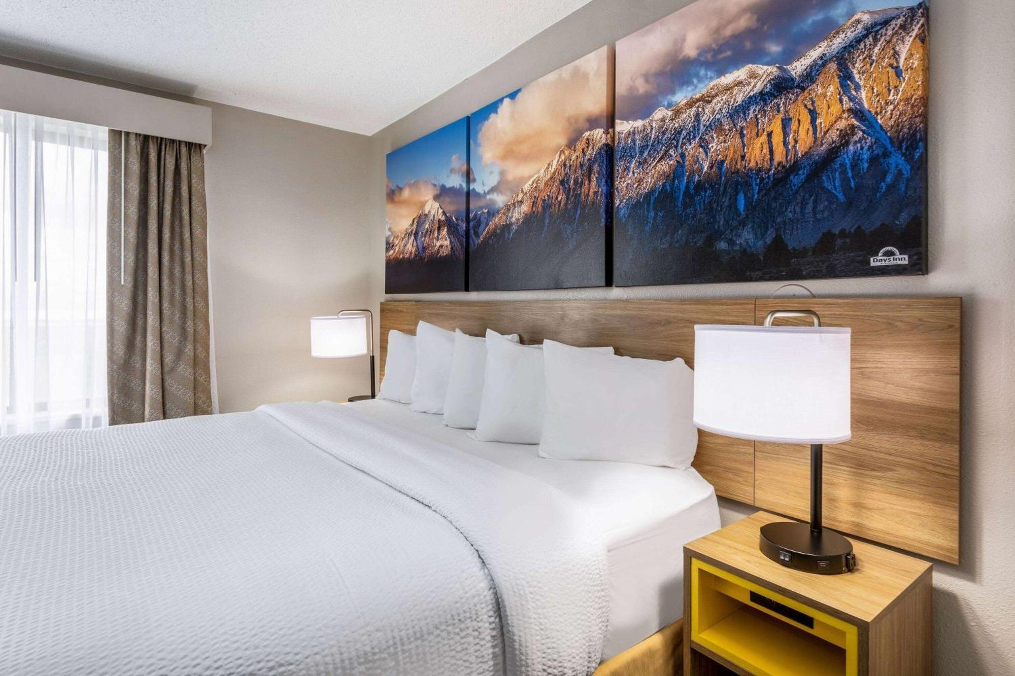 Days Inn & Suites By Wyndham Denver International Airport Bagian luar foto