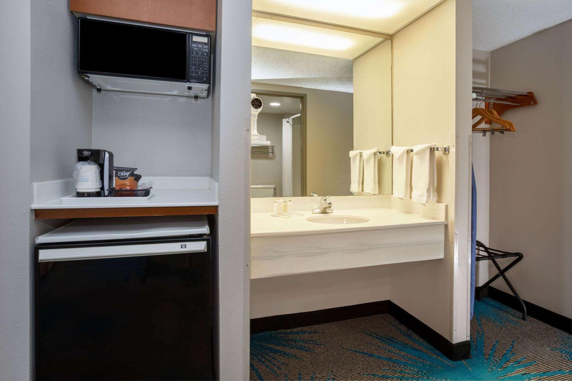 Days Inn & Suites By Wyndham Denver International Airport Bagian luar foto