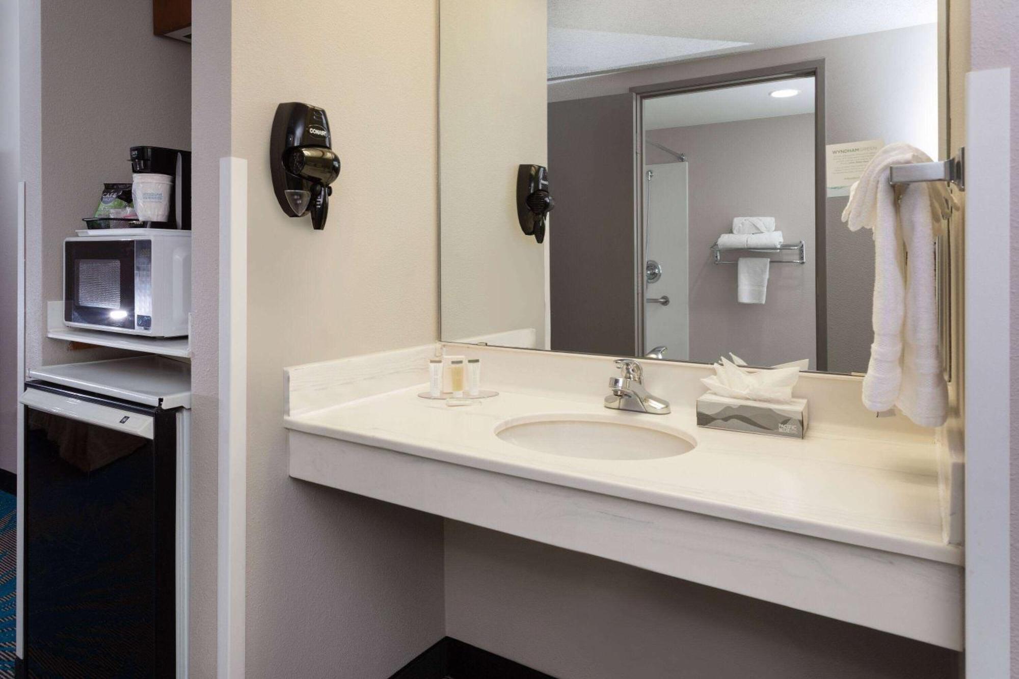 Days Inn & Suites By Wyndham Denver International Airport Bagian luar foto