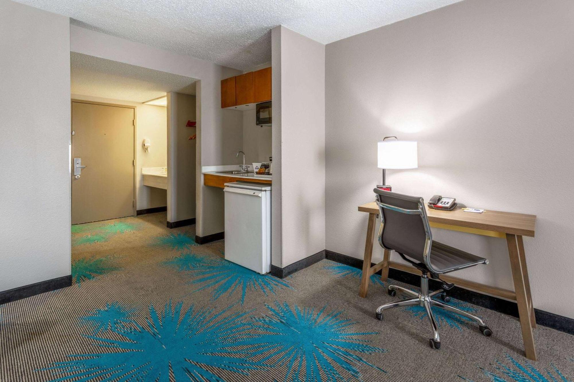 Days Inn & Suites By Wyndham Denver International Airport Bagian luar foto