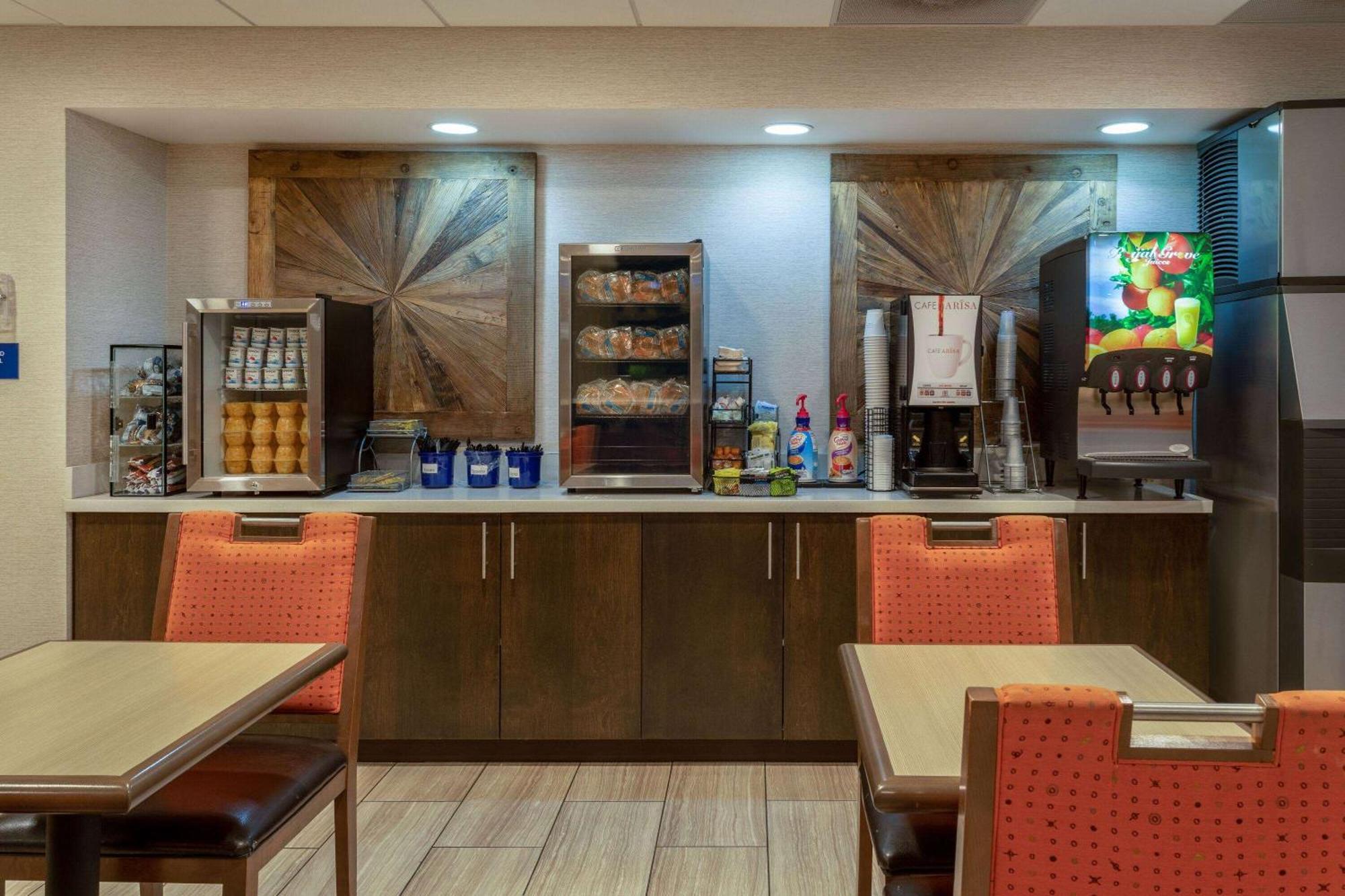 Days Inn & Suites By Wyndham Denver International Airport Bagian luar foto