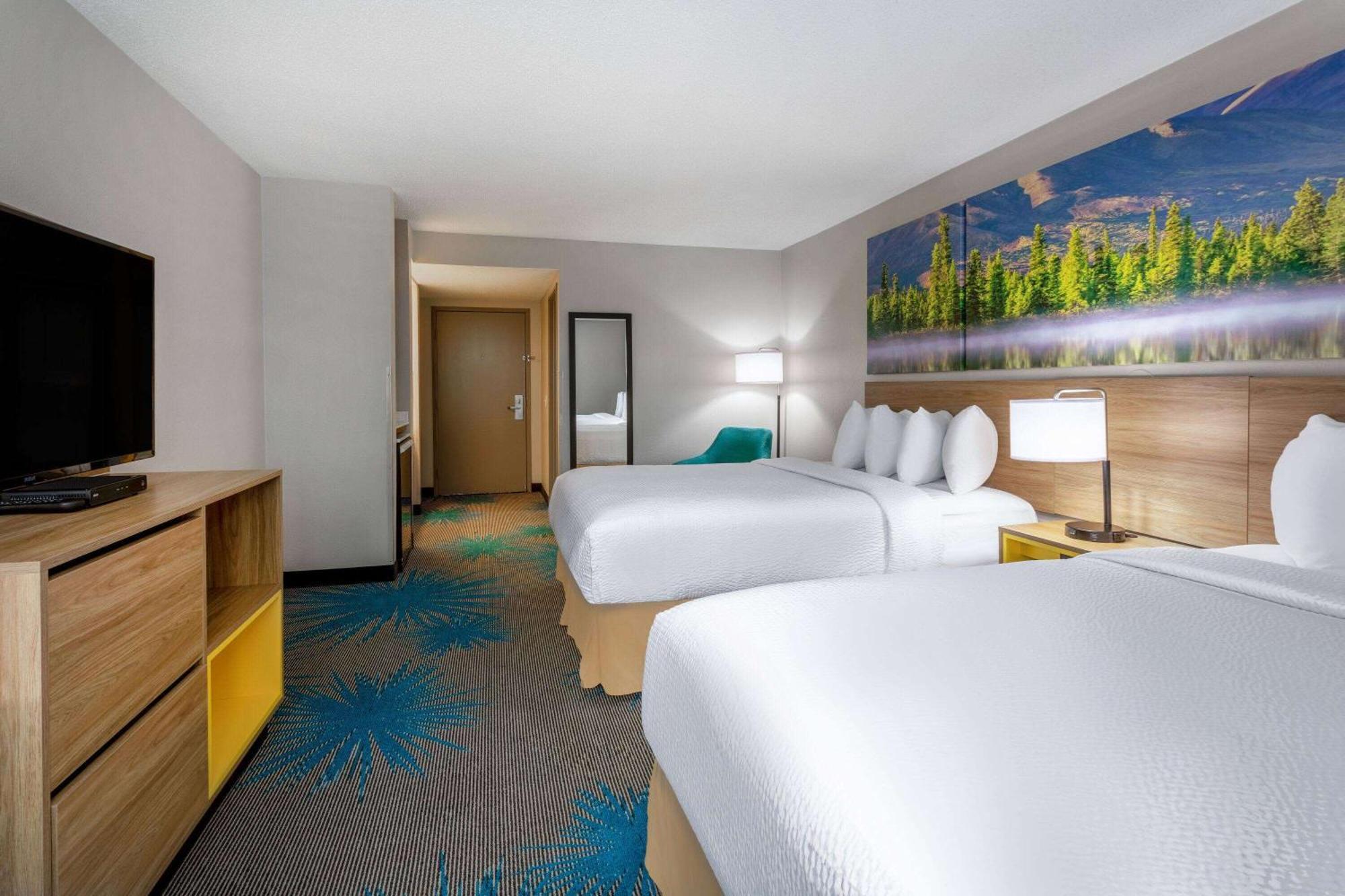 Days Inn & Suites By Wyndham Denver International Airport Bagian luar foto