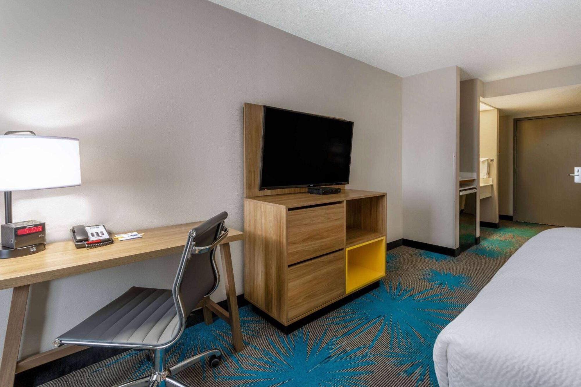 Days Inn & Suites By Wyndham Denver International Airport Bagian luar foto
