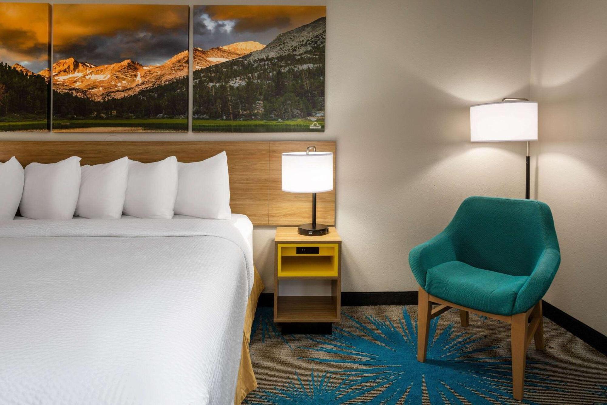 Days Inn & Suites By Wyndham Denver International Airport Bagian luar foto