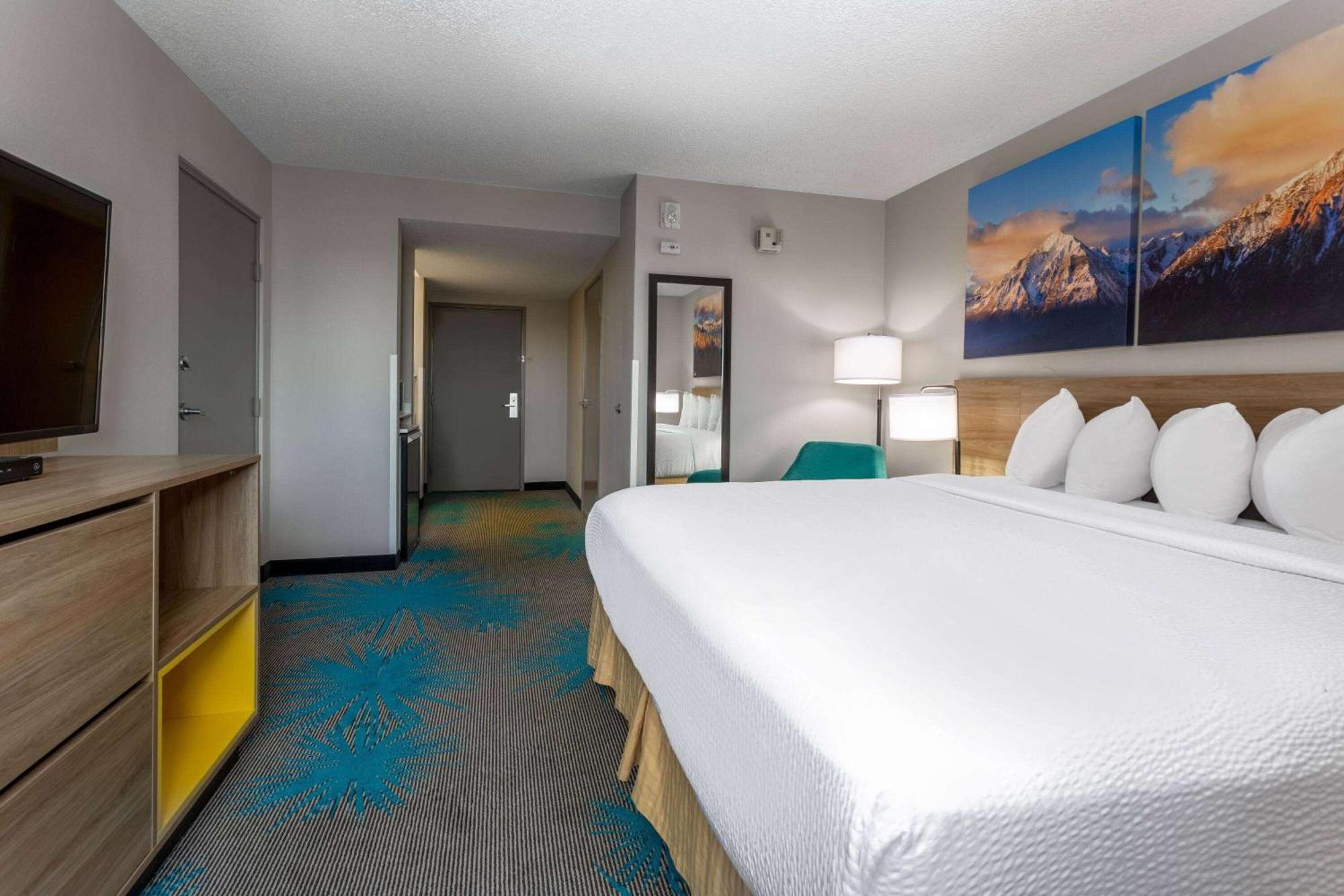 Days Inn & Suites By Wyndham Denver International Airport Bagian luar foto