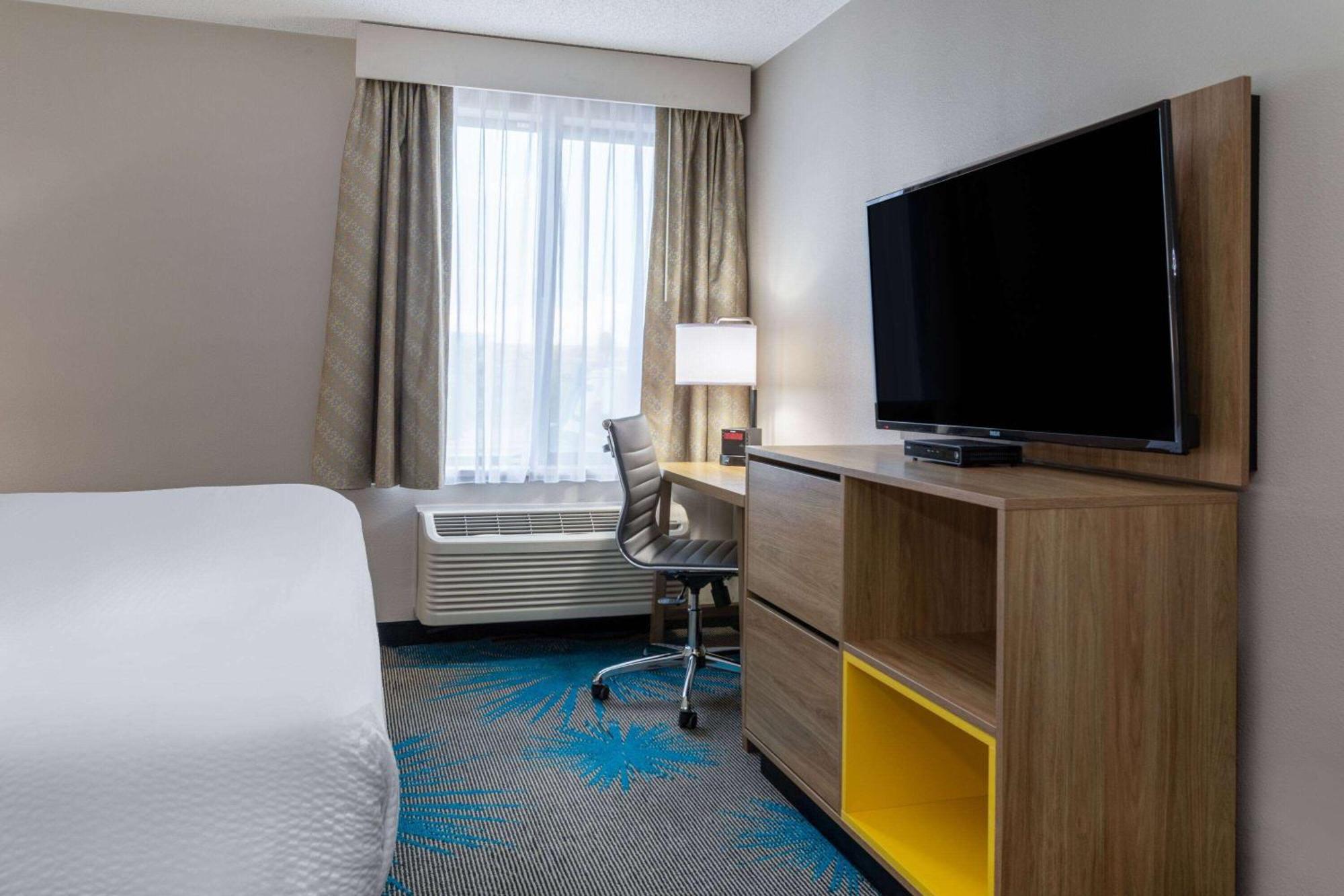 Days Inn & Suites By Wyndham Denver International Airport Bagian luar foto