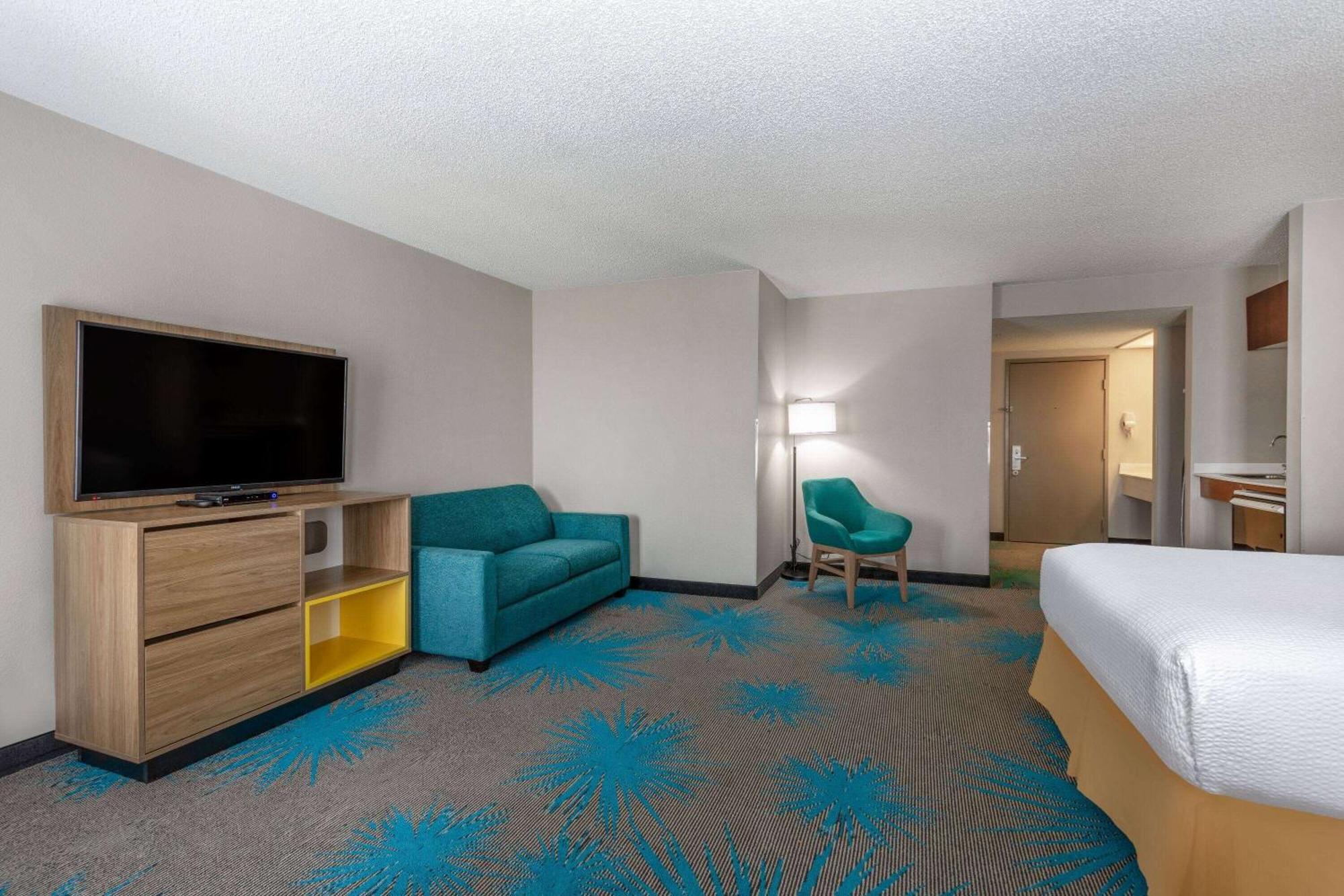 Days Inn & Suites By Wyndham Denver International Airport Bagian luar foto