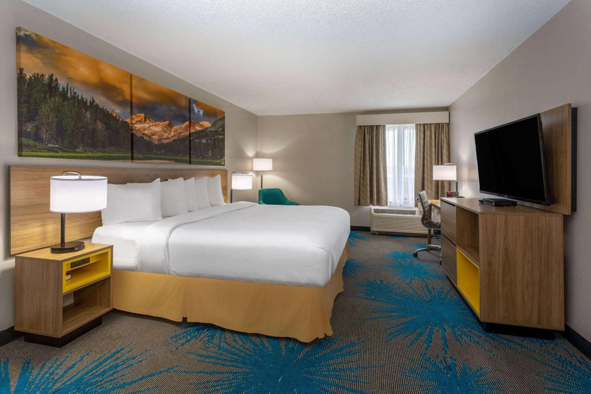 Days Inn & Suites By Wyndham Denver International Airport Bagian luar foto