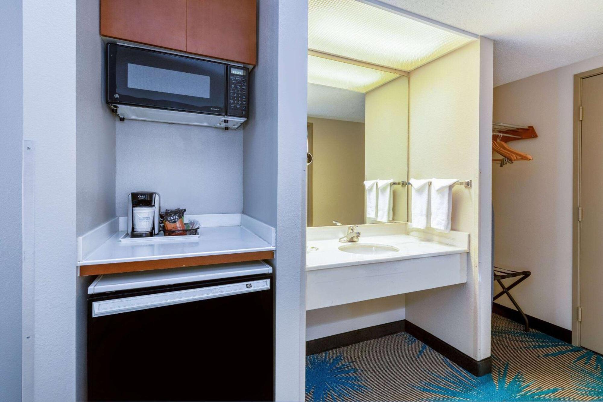 Days Inn & Suites By Wyndham Denver International Airport Bagian luar foto