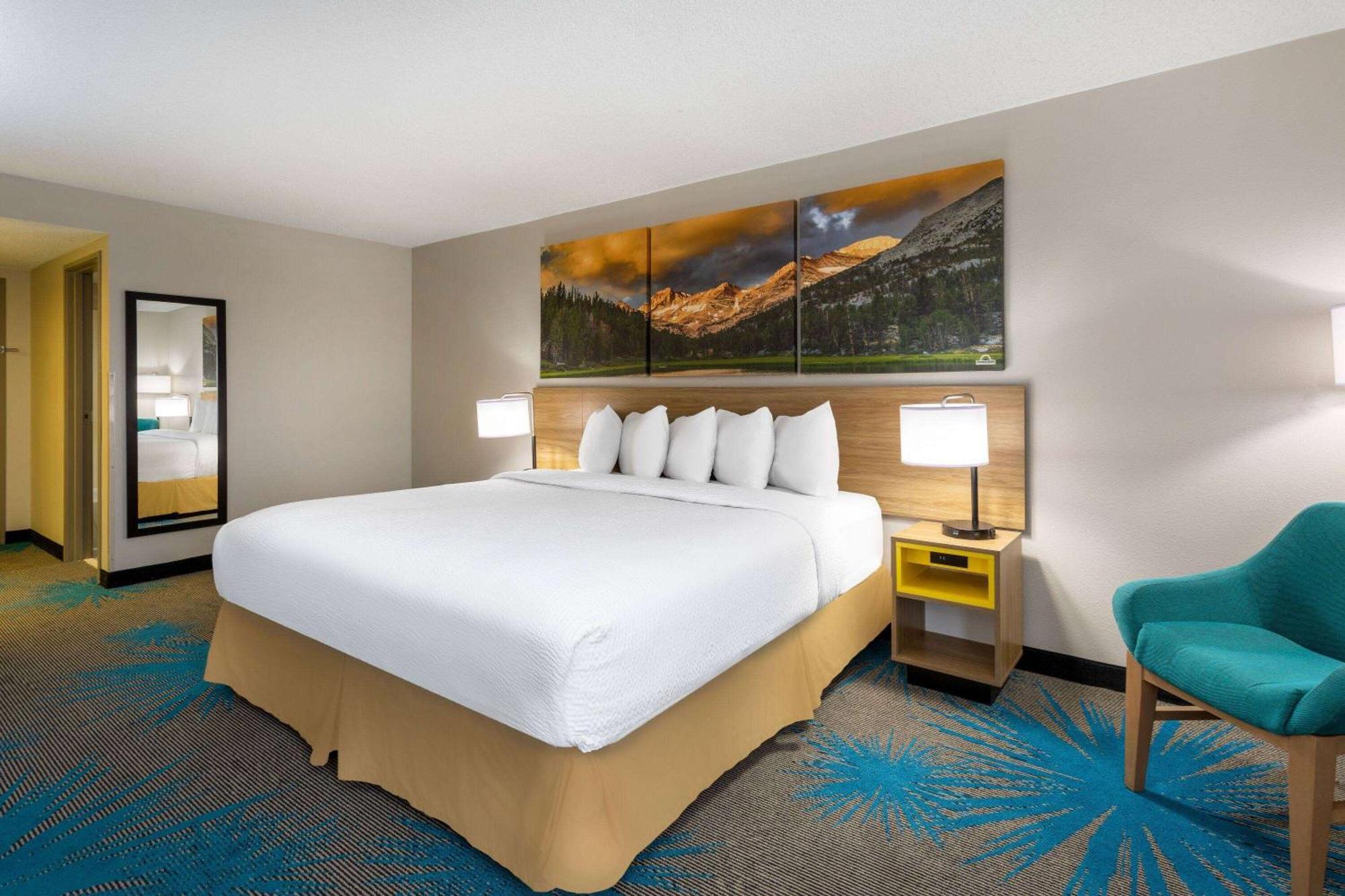 Days Inn & Suites By Wyndham Denver International Airport Bagian luar foto