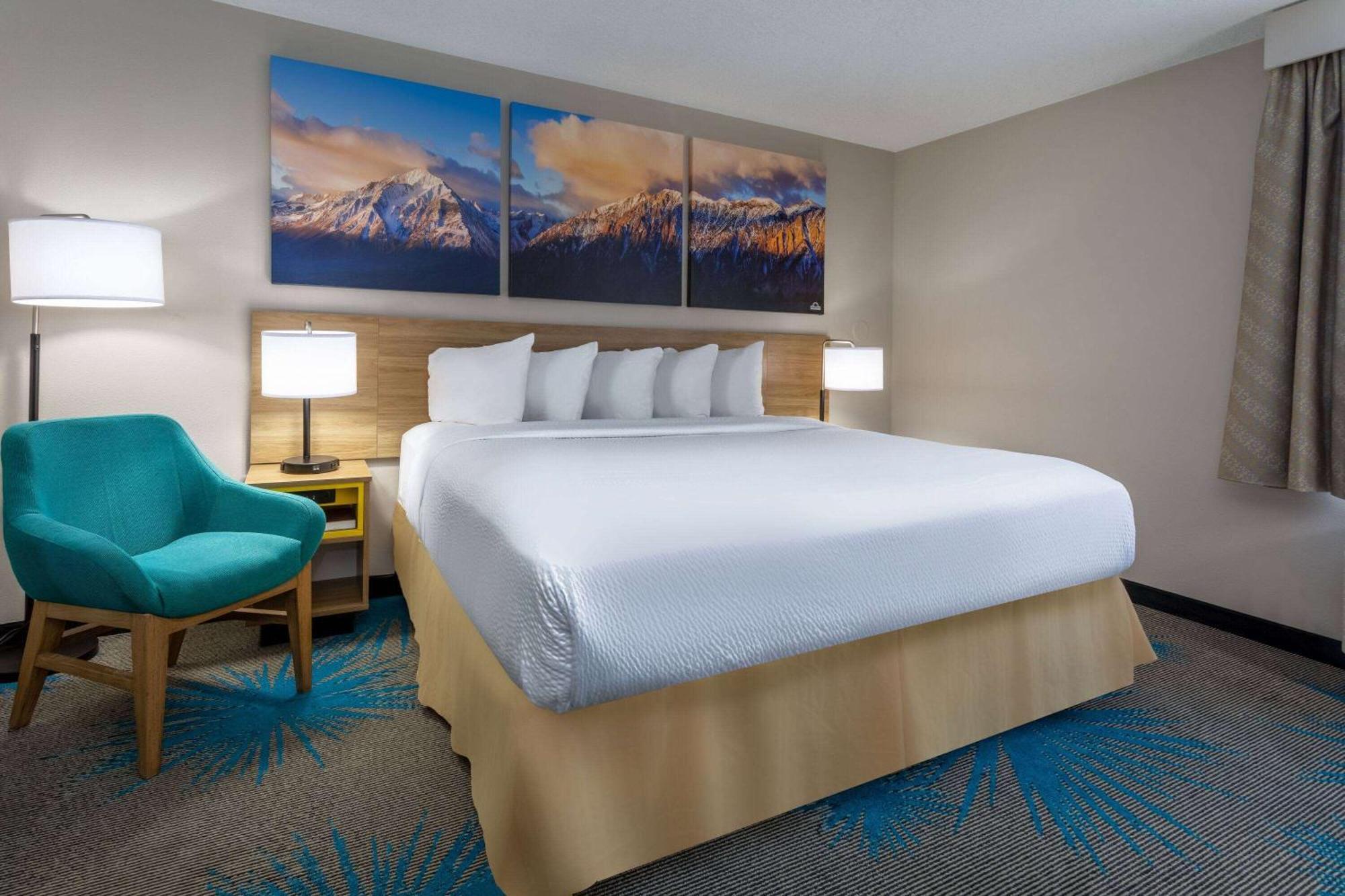 Days Inn & Suites By Wyndham Denver International Airport Bagian luar foto