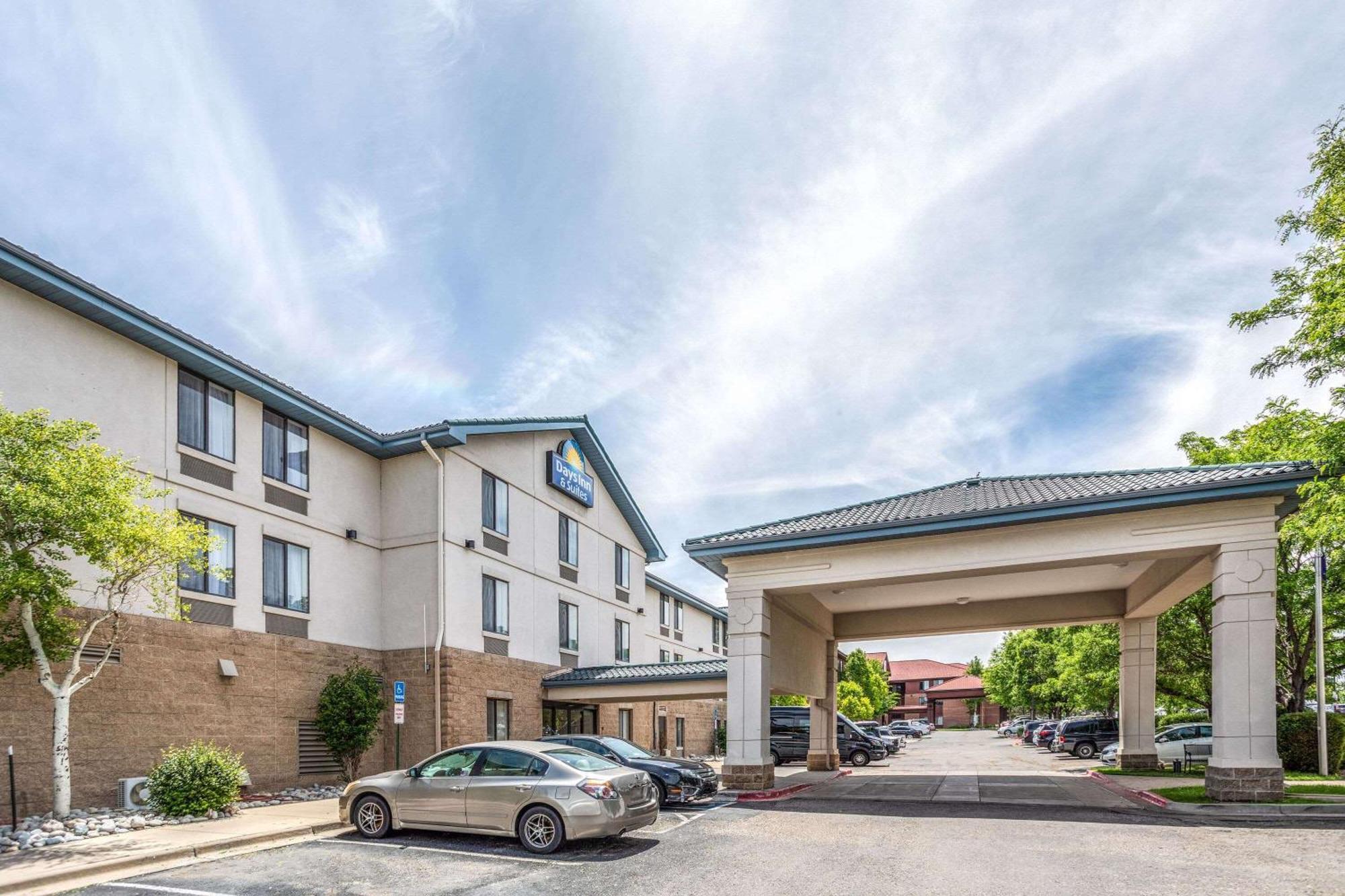Days Inn & Suites By Wyndham Denver International Airport Bagian luar foto