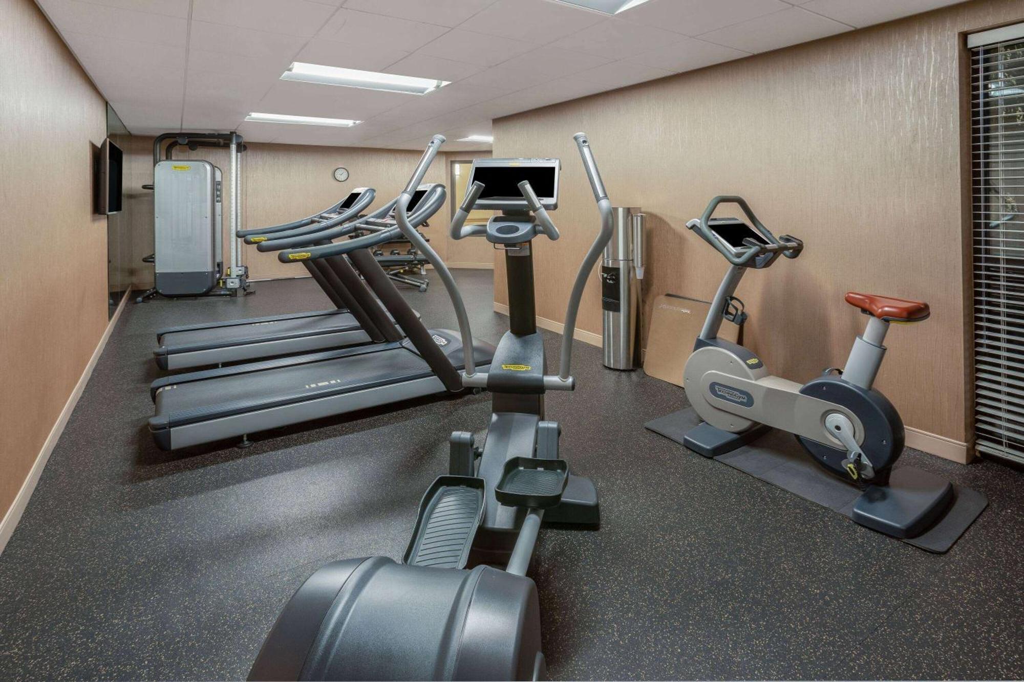 Days Inn & Suites By Wyndham Denver International Airport Bagian luar foto