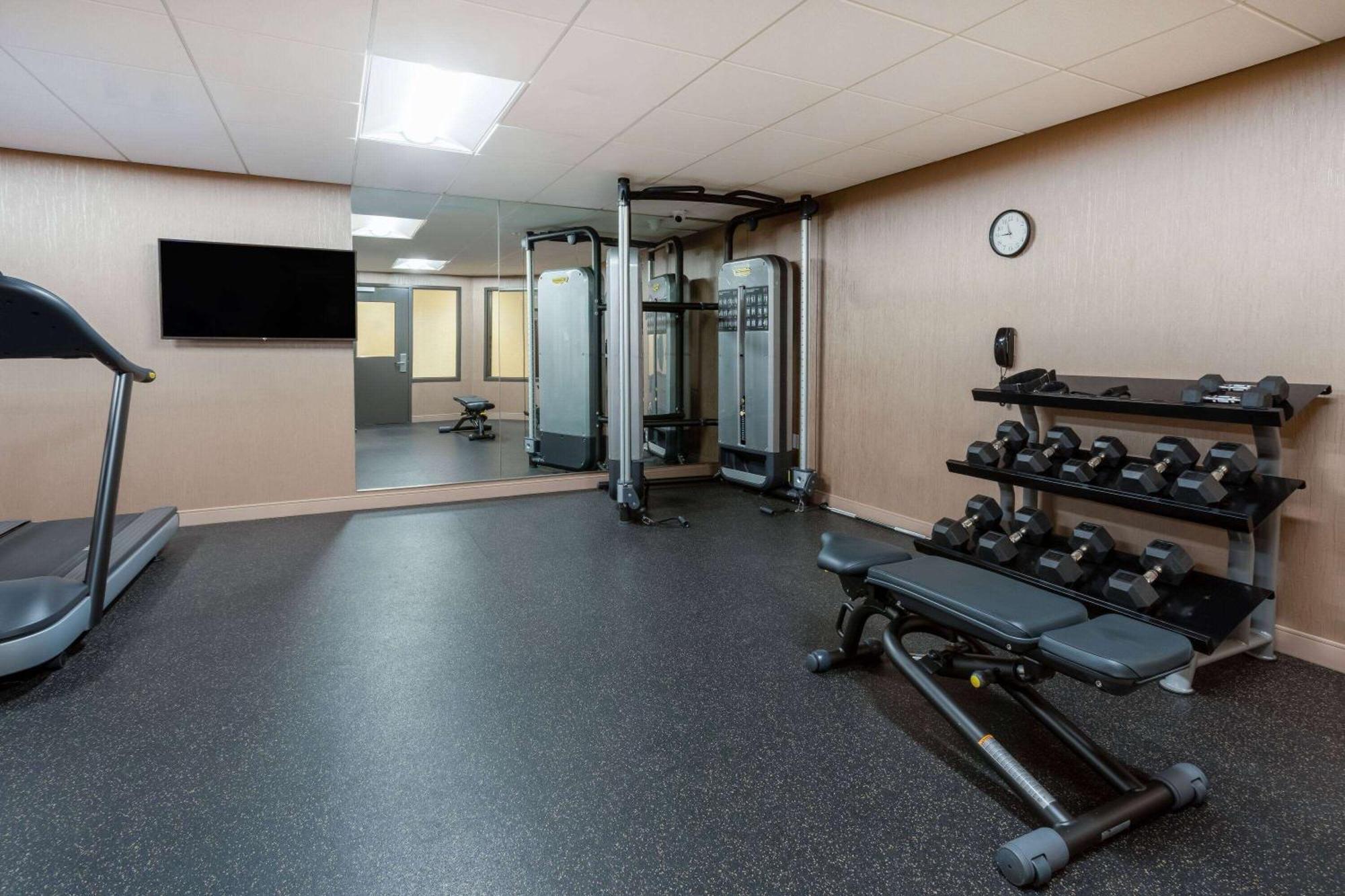 Days Inn & Suites By Wyndham Denver International Airport Bagian luar foto