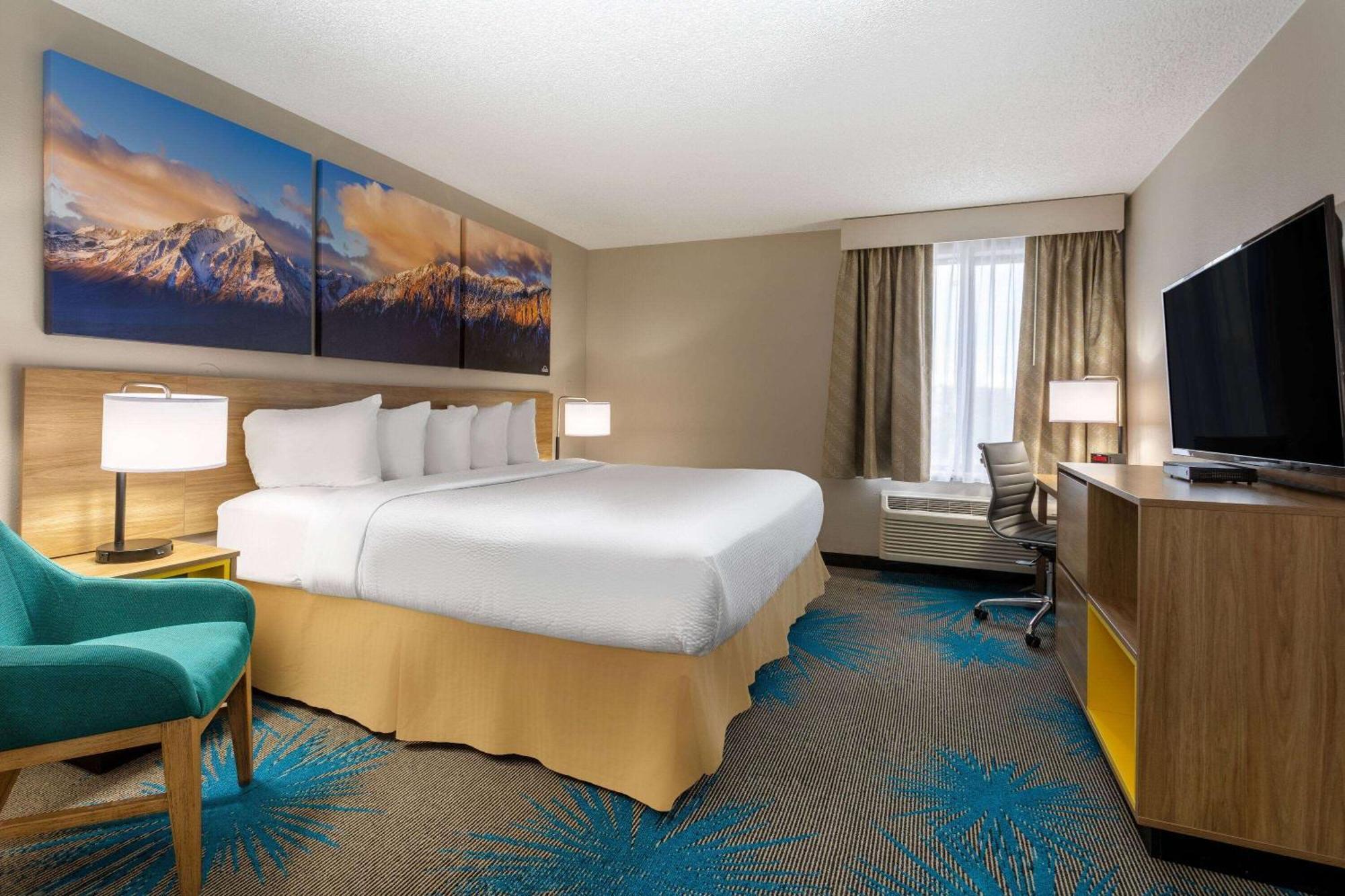 Days Inn & Suites By Wyndham Denver International Airport Bagian luar foto