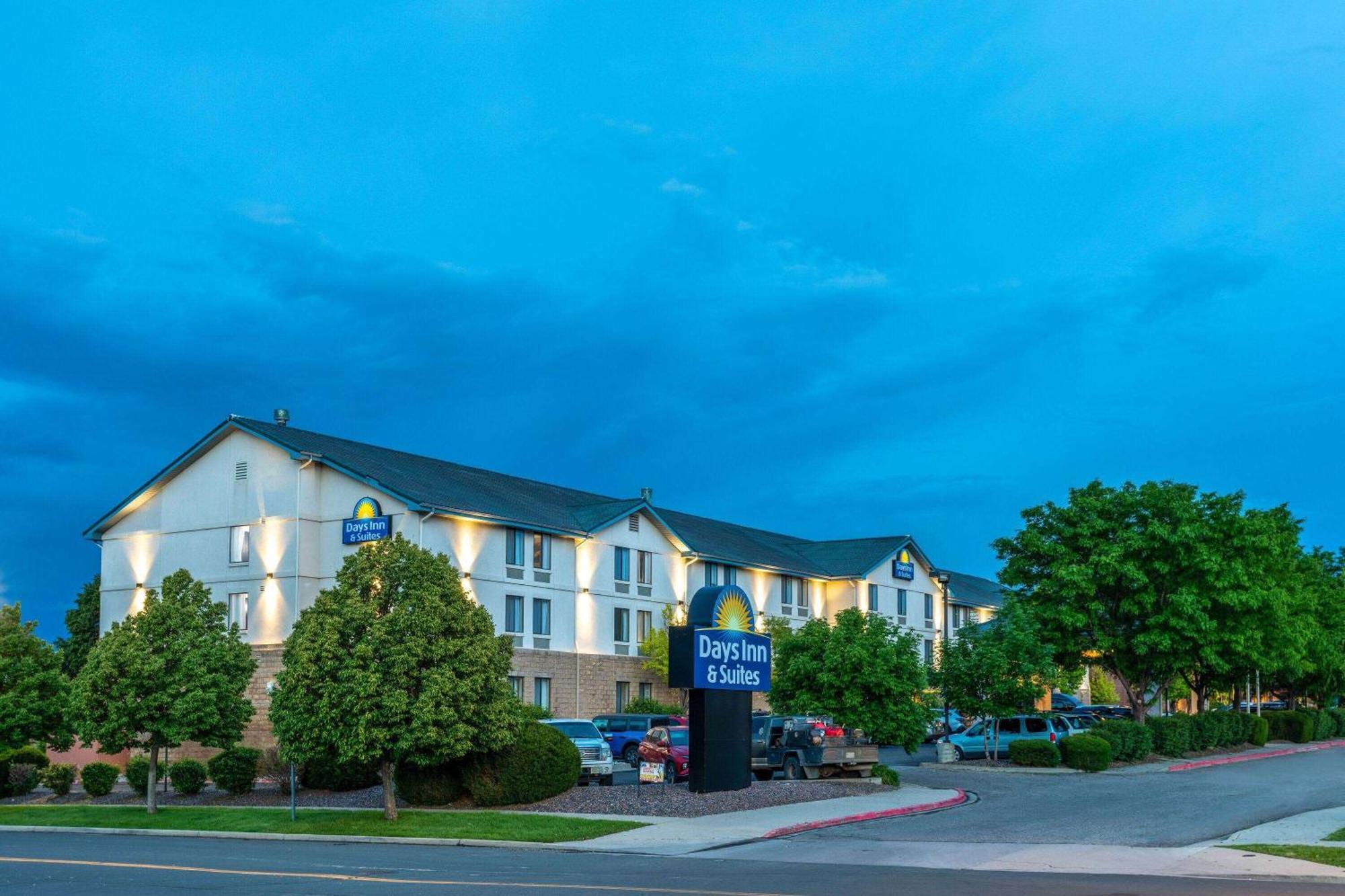 Days Inn & Suites By Wyndham Denver International Airport Bagian luar foto