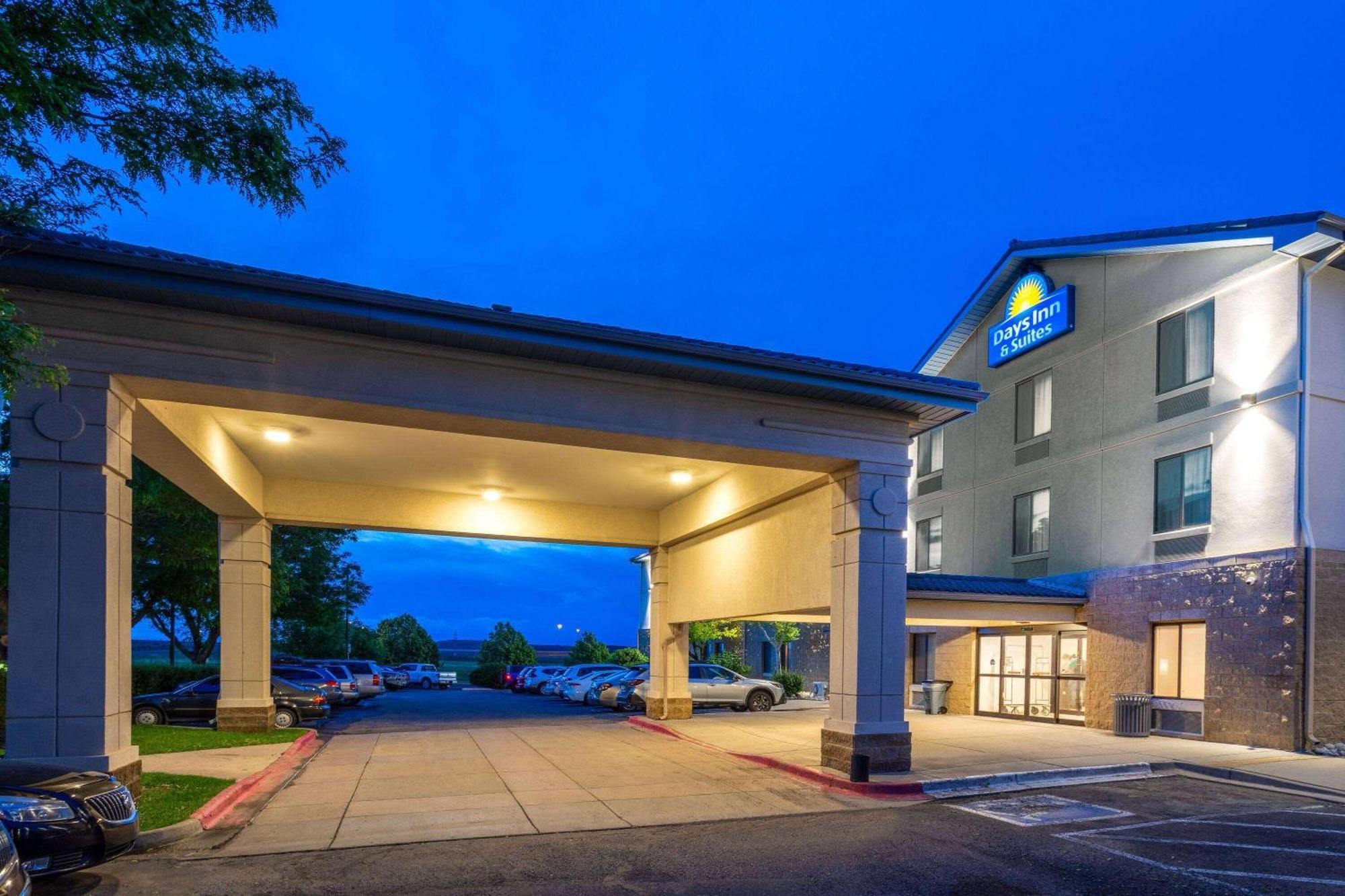 Days Inn & Suites By Wyndham Denver International Airport Bagian luar foto