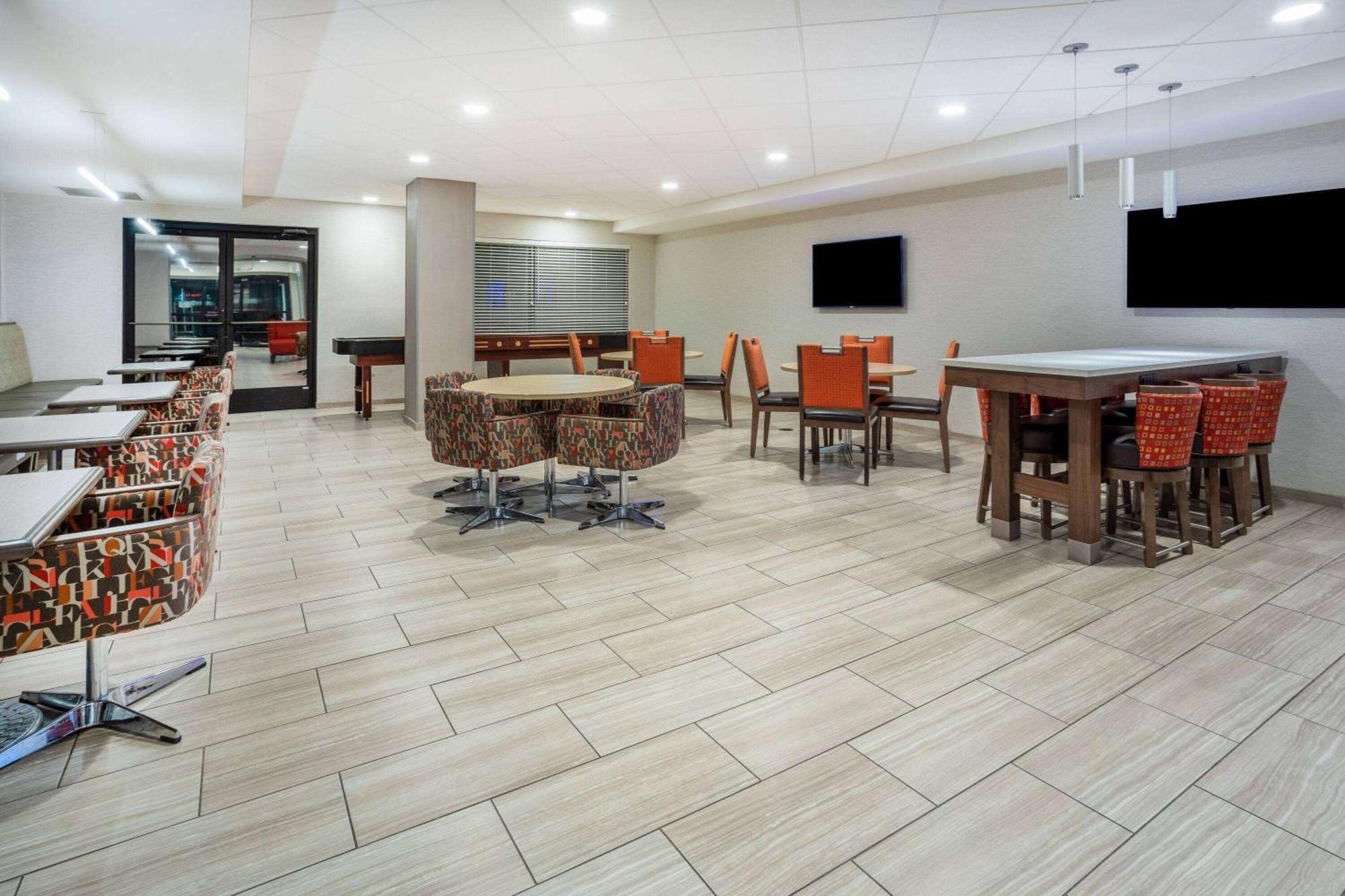 Days Inn & Suites By Wyndham Denver International Airport Bagian luar foto