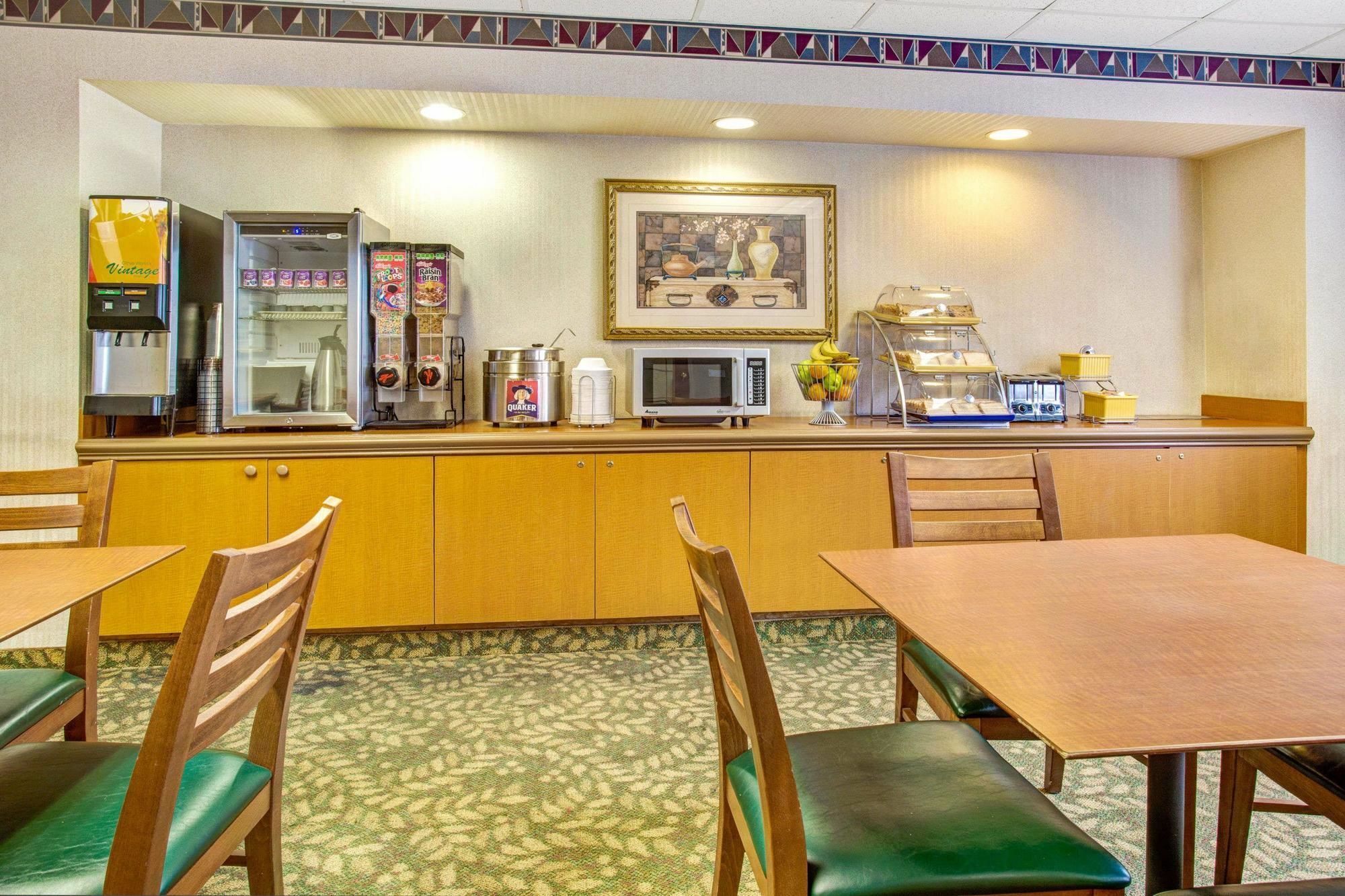 Days Inn & Suites By Wyndham Denver International Airport Bagian luar foto