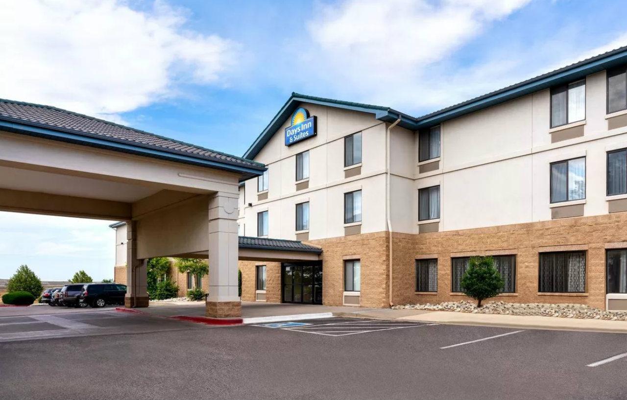 Days Inn & Suites By Wyndham Denver International Airport Bagian luar foto